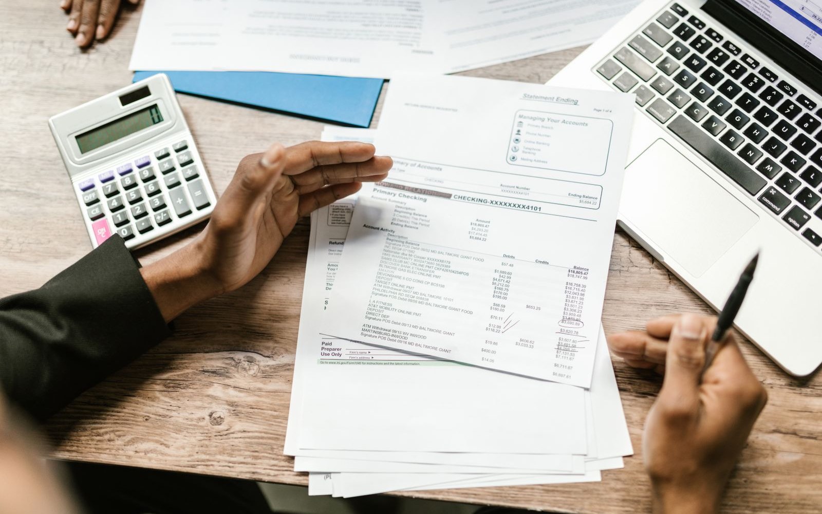 Révision de documents financiers au bureau